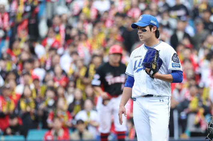 26일 오후 대구 삼성라이온즈파크에서 열린 2024 신한 SOL뱅크 KBO 포스트시즌 한국시리즈 4차전 KIA 타이거즈와 삼성 라이온즈의 경기. 3회초 삼성 선발투수 원태인이 강판 전 난감한 표정을 짓고 있다. 연합뉴스