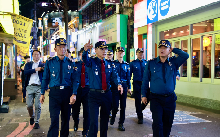 부산경찰청은 핼러윈데이를 앞둔 주말 부산진구 서면 일대의 안전을 집중 점검했다. 부산경찰청 제공