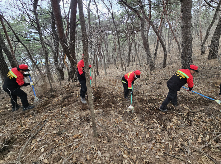 산불전문예방진화대 대원들이 산불 진화훈련을 하고 있다. 경주시 제공