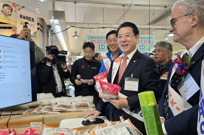 전라남도가 김영록 지사가 참석한 가운데 H-마트 온라인몰 전남식품관 개설과  판촉행사를 진행했다.  전남도 제공