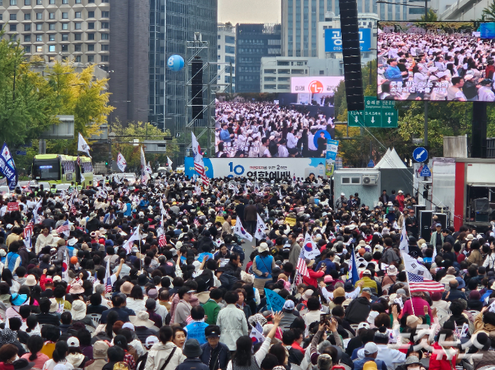 10.27 연합예배에 참석한 전광훈 목사측 집회 참석자들 모습. 송주열 기자