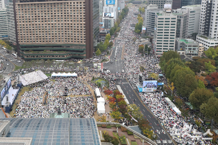 27일 오후 서울광장과 세종대로 일대에서 동성결혼 합법화와 차별금지법 제정에 반대하는 한국교회 200만 연합예배 및 큰 기도회가 열리고 있다. 류영주 기자