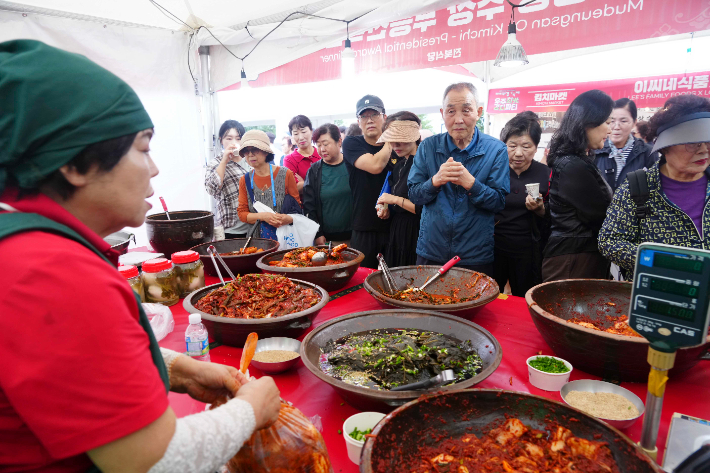 미향의 도시 광주의 맛으로 즐거움을 선사한 시즌2 '테이스티(Tasty) 광주'는 10월 17일부터 26일까지 10일 간 맛을 주제로 6개의 행사가 열렸다. 김치축제 장면. 광주시 제공