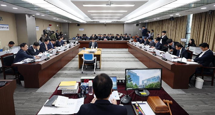 24일 오전 광주 북구 정부광주지방합동청사에서 광주국세청 등 6개 기관에 대한 국회 기획재정위원회의 국정감사가 열리고 있다. 연합뉴스