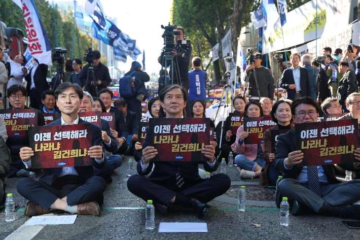 조국혁신당 조국 대표(가운데)와 황운하 원내대표(오른쪽), 사회민주당 한창민 대표(왼쪽) 등과 함께 26일 서울 대검찰청 앞에서 열린 '윤석열 대통령 탄핵선언대회'에 손팻말을 들고 참석해 있다. 조국혁신당 제공