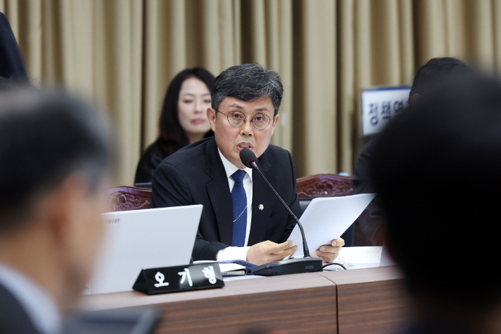 24일 오전 광주 북구 정부광주지방합동청사에서 광주국세청 등 6개 기관에 대한 국회 기획재정위원회의 국정감사에서 더불어민주당 안도걸 의원이 질의하고 있다. 연합뉴스