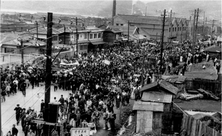 김주열 열사의 죽음에 분노한 마산시민들과 학생들의 시위 장면. 3·15의거기념사업회 제공