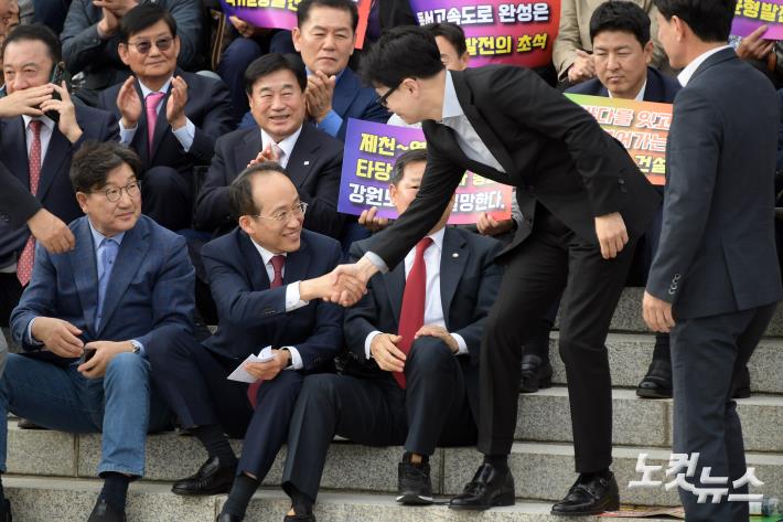 국민의힘 한동훈 대표와 추경호 원내대표가 28일 서울 여의도 국회 본청 앞에서 열린 제천-삼척간 동서6축 고속도로 예비타당성 재조사·예비타당성 조사 통과를 위한 국회 기자설명회에서 인사를 하고 있다.