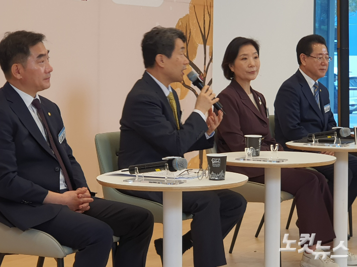 지난 14일 순천대 중앙도서관. 왼쪽부터 이병운 총장, 이주호 총리, 오영주 장관, 김영록 지사. 고영호 기자 