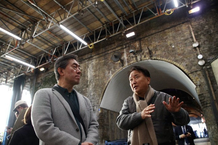 Governor Kim Young-hwan's benchmarking of loading space in the London Bridge area. Provided by Chungbuk-do 