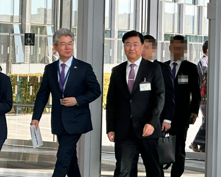 한국 정부 대표단 단장인 홍장원 국가정보원 1차장(오른쪽)이 28일(현지시간) 벨기에 브뤼셀 나토 본부에 도착한 모습. 연합뉴스 