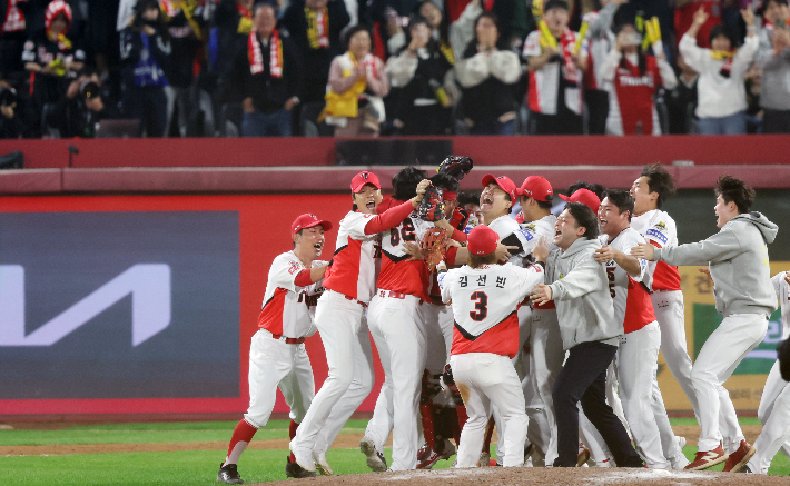 28일 광주 기아챔피언스필드에서 열린 2024 신한 SOL뱅크 KBO 포스트시즌 한국시리즈 5차전 삼성 라이온즈와 KIA 타이거즈의 경기. KIA가 삼성에 승리하며 통합우승을 달성한 뒤 KIA 선수들이 기뻐하고 있다. 연합뉴스 