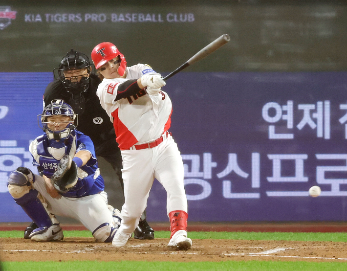 28일 광주 기아챔피언스필드에서 열린 2024 신한 SOL뱅크 KBO 포스트시즌 한국시리즈 5차전 삼성 라이온즈와 KIA 타이거즈의 경기. 7회말 선두타자 KIA 김선빈이 안타를 치고 있다. 연합뉴스