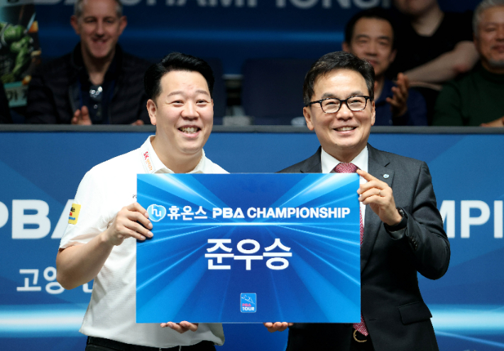 강동궁(왼쪽)이 28일 경기도 '고양 킨텍스 PBA 스타디움'에서 열린 '휴온스 PBA 챔피언십' 남자부 준우승을 거둔 뒤 휴온스 송수영 대표이사와 포즈를 취하고 있다. PBA