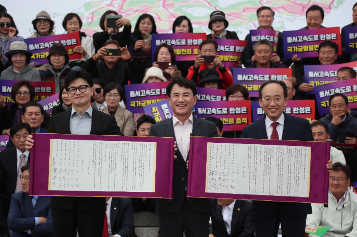 제천-삼척 고속도로 조기건설을 촉구하는 대국민설명회가 28일 국회 앞에서 열렸다. 김진태 강원지사가 한동훈 국민의힘 당대표와 추경호 국민의힘 원내대표에게 상소문을 전달했다. 강원도 제공 