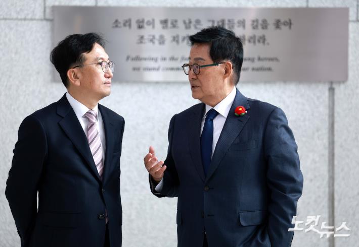 박지원 더불어민주당 의원이 29일 서울 서초구 내곡동 국가정보원에서 열린 국회 정보위원회의 국정원에 대한 국정감사에 참석하며 김남우 기조실장과 대화하고 있다.