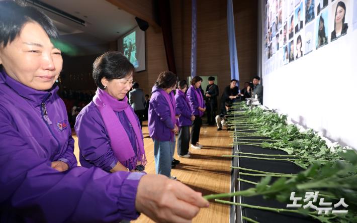 29일 국회에서 열린 10·29 이태원참사 2주기 추모식에서 유가족들이 희생자들의 영정에 헌화하고 있다.