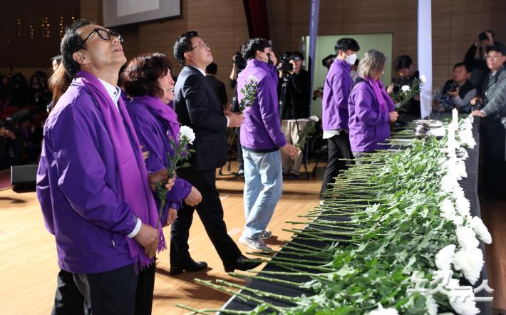 29일 국회에서 열린 10·29 이태원참사 2주기 추모식에서 유가족들이 희생자들의 영정에 헌화하고 있다.