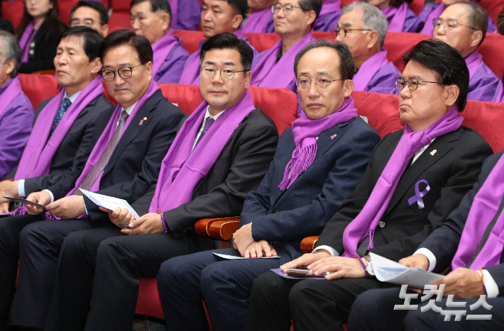 (왼쪽 두번째부터)우원식 국회의장, 박찬대 더불어민주당 원내대표, 추경호 국민의힘 원내대표, 황운하 조국혁신당 원내대표가 29일 국회에서 열린 10·29 이태원참사 2주기 추모식에 참석해 있다. 윤창원 기자