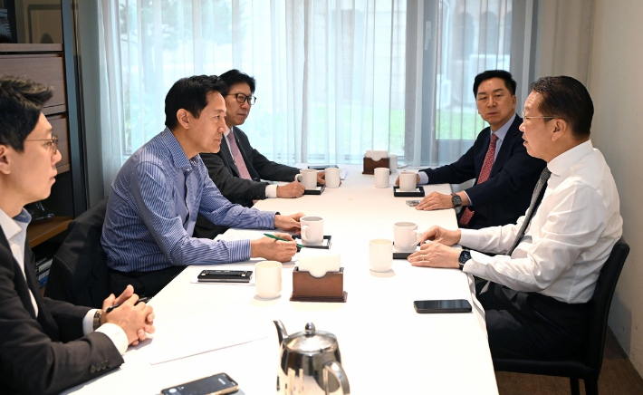 국민의힘 오세훈 서울시장과 박형준 부산시장, 권영세 국민의힘 의원, 김기현 국민의힘 의원이 29일 서울 시내 한 식당에서 조찬 간담회를 하고 있다. 서울시 제공