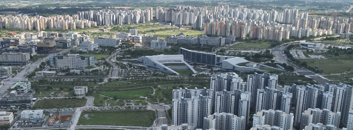 충남도청사와 내포신도시 전경. 충남도 제공