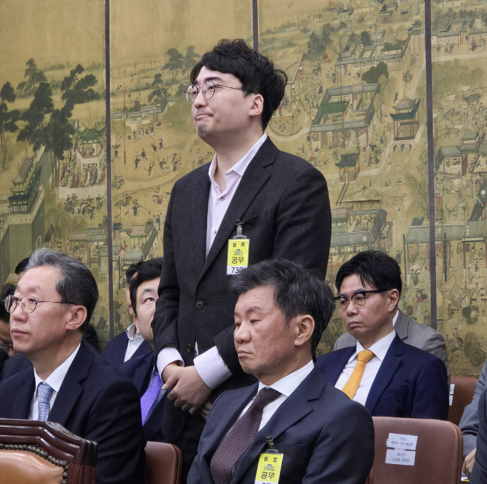     (서울=연합뉴스) 김주환 기자 = 유튜브 채널 '김성회의 G식백과' 운영자 김성회 씨가 24일 국회 문화체육관광위원회의 종합 국정감사 자리에 참고인으로 나와 출석 절차를 밟고 있다. 2024.10.24 jujuk@yna.co.kr 연합뉴스