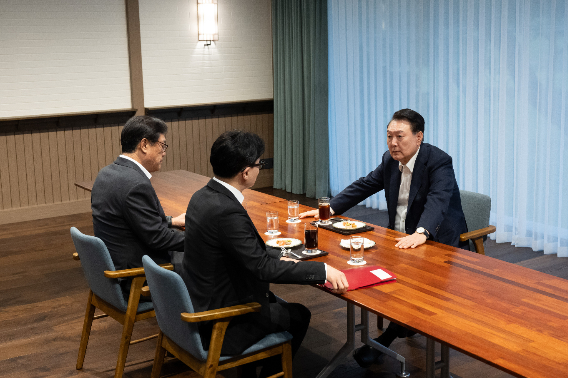 윤석열 대통령이 21일 서울 용산 대통령실 앞 파인그라스에서 국민의힘 한동훈 대표를 만나 대화하고 있다. 대통령실 제공