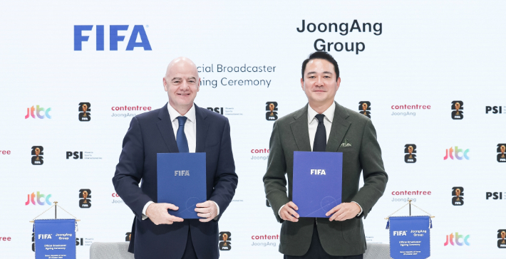 왼쪽부터 잔니 인판티노 FIFA 회장, 홍정도 중앙그룹 부회장. 중앙그룹 제공