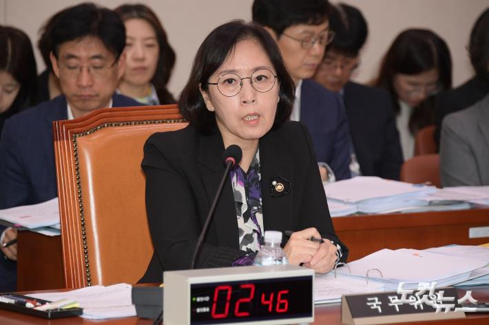 국감 답변하는 신영숙 여성가족부 차관