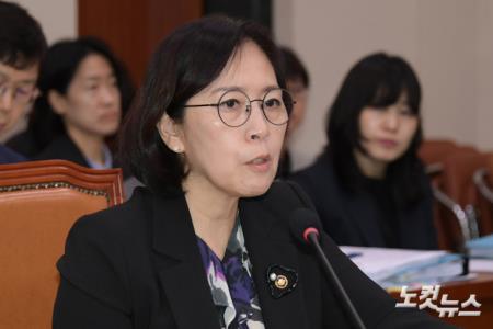 답변하는 신영숙 여성가족부 차관