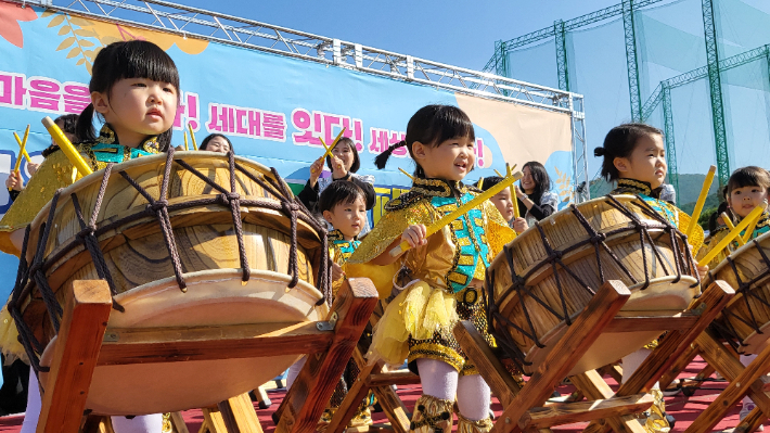 광주사회서비스원 소속 빛고을노인건강타운이 30일 오전 타운 야외잔디광장에서 1·2·3세대와 지역사회가 함께하는 '세대공감 페스티벌' 행사를 개최했다. 빛고을노인건강타운 제공