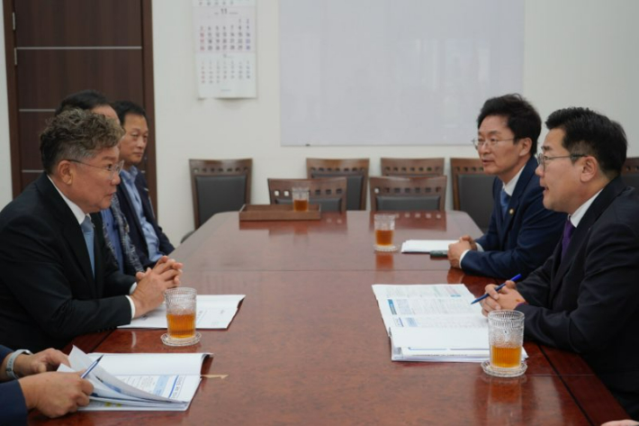 장세일 영광군수는 지난 29일 국회를 방문해 영광 발전을 위한 5대 핵심과제와 주요 현안사업에 대한 예산 확보에 나섰다. 영광군 제공