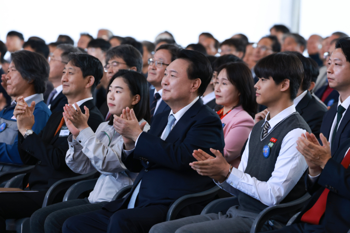 윤석열 대통령이 30일 경북 울진군 한국수력원자력 한울원자력본부에서 열린 '신한울 원전 1·2호기 종합준공 및 3·4호기 착공식'에 참석해 박수치고 있다. 연합뉴스