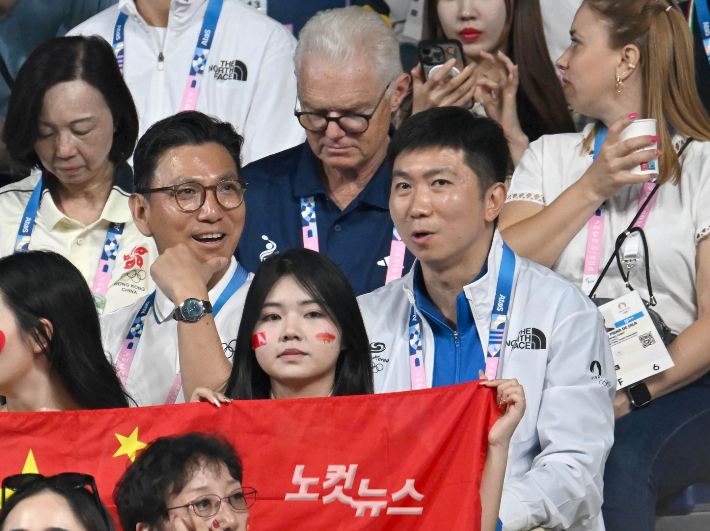 2024파리올림픽 당시 유승민 전 대한탁구협회장(오른쪽)이 김재열 국제빙상경기연맹 회장 겸 IOC 위원과 탁구 경기를 관전하는 모습. 2024.7.30 파리=올림픽사진공동취재단/SS 황진환 기자