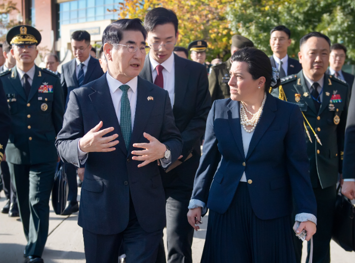 제56차 한미안보협의회(SCM) 참석차 미국 워싱턴 D.C.를 방문 중인 김용현 국방부 장관이 29일(현지시간) 미 해군 해양시스템사령부(NAVSEA)에서 안 볼판테 게브하르트 미 해군성 차관보와 협력 방안을 논의하고 있다. 국방부 제공