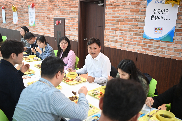 부천시청 구내식당 직영 1주년 행사에서 조용익 부천시장이 직원들과 함께 식사하는 모습. 부천시 제공