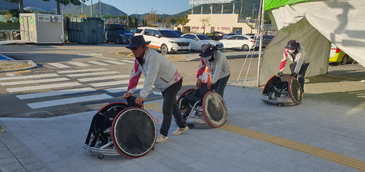 자원봉사자. 경남도청 제공 