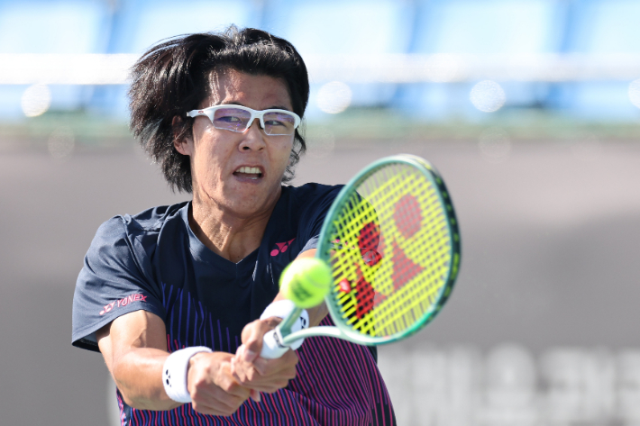 정현이 31일 서울 송파구 올림픽공원 테니스 코트에서 열린 남자프로테니스(ATP) 시슬리 서울 오픈 챌린저 단식 16강전에서 리 투(호주)를 상대로 백핸드 스트로크를 펼치고 있다. 연합뉴스