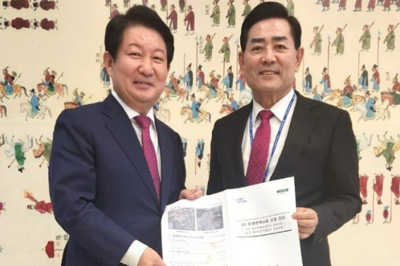 국민의힘 전남도당 김화진 위원장은 31일 국회를 방문해 국민의힘 소속 국토교통위원회 권영진 간사를 만나 전남지역에 시급한 현안에 대해 설명하고 해결을 위한 지원을 요청했다. 국민의힘 전남도당 제공