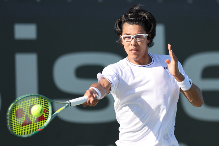 정현이 31일 서울 송파구 올림픽공원 테니스 코트에서 열린 남자프로테니스(ATP) 시슬리 서울오픈 챌린저 단식 16강전에서 포핸드 스트로크를 구사하고 있다. 연합뉴스