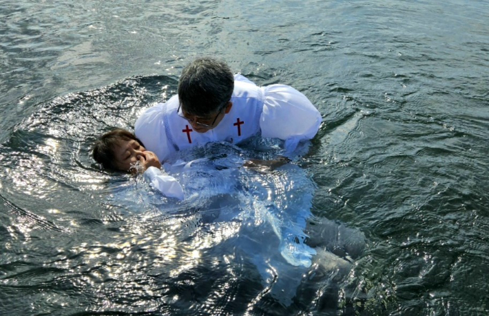 포구에서 행해지는 침례식 모습. 김태형 목사 제공