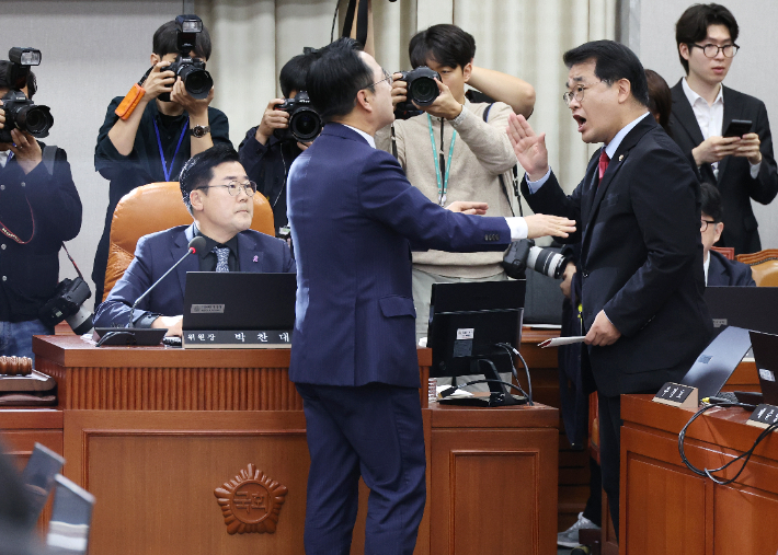 국민의힘 배준영(오른쪽) 의원과 더불어민주당 박성준 의원이 1일 서울 여의도 국회에서 열린 운영위원회의 대통령비서실과 국가안보실, 대통령 경호처 대상 국정감사에서 김건희 여사의 동행명령장 발부와 관련해 설전을 벌이고 있다. 왼쪽은 박찬대 위원장. 연합뉴스