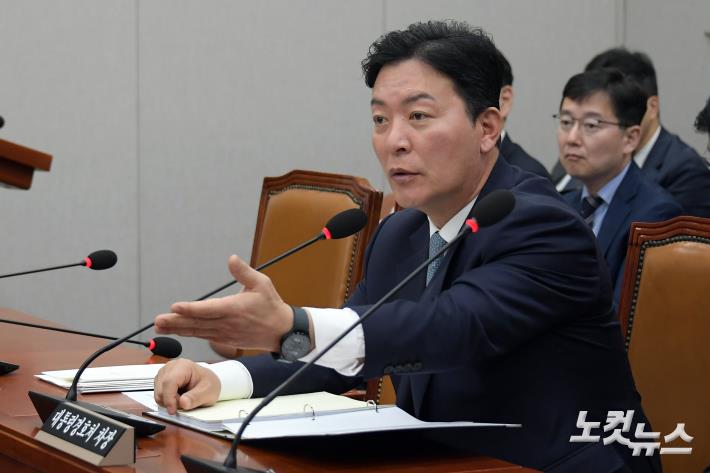 김성훈 대통령 경호처차장이 1일 서울 여의도 국회에서 열린 운영위원회의 대통령비서실·국가안보실·대통령경호처 국정감사에서 의원 질의에 답변을 하고 있다.