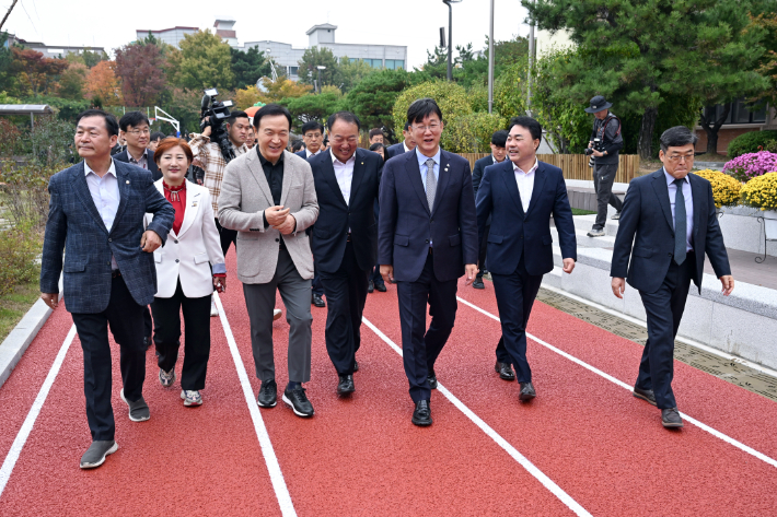 임태희 경기도교육감과 이민근 안산시장을 비롯한 내빈들이 송호고 운동장을 둘러보고 있다. 안산시 제공