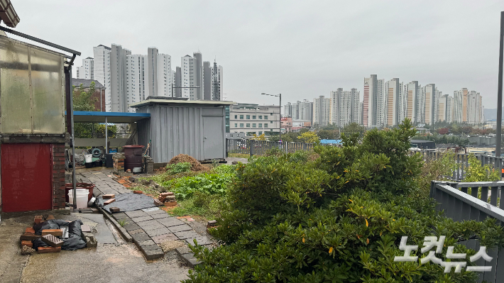 지난달 31일 광주 광산경찰서에서 도주한 20대 불법체류 외국인 남성 A씨가 18시간 만에 검거된 광주 광산경찰서 인근 사찰 공터. 김수진 기자