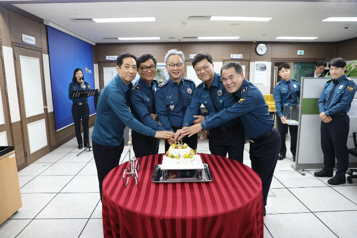 정상진 울산경찰청장과 직원들이 112의 날 행사를 맞아 축하케이크를 자르고 있다. 울산경찰청 제공