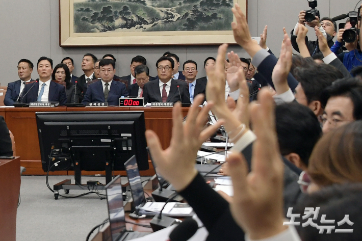 1일 서울 여의도 국회에서 열린 운영위원회의 대통령비서실·국가안보실·대통령경호처 국정감사에서 김건희 여사 등에 대한 증인 동행명령장 발부의 건을 거수로 표결 처리하고 있다. 윤창원 기자