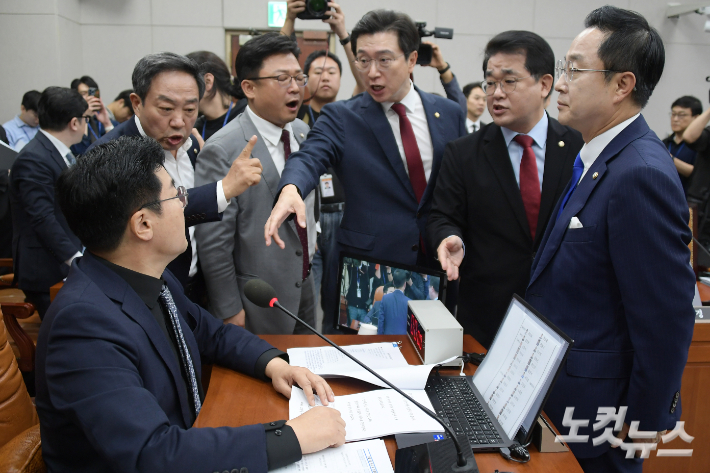 1일 서울 여의도 국회에서 열린 운영위원회의 대통령비서실·국가안보실·대통령경호처 국정감사에서 국민의힘 의원들이 박찬대 운영위원장에게 항의하고 있다. 윤창원 기자