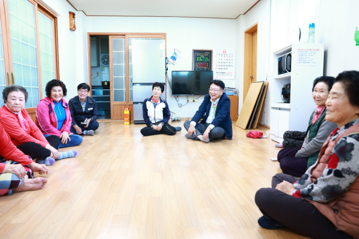 손병복 울진군수가 평해읍을 찾아 주민의견을 청취하고 있다. 울진군 제공