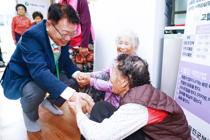 손병복 울진군수가 평해읍을 찾아 주민과 인사를 나누고 있다. 울진군 제공